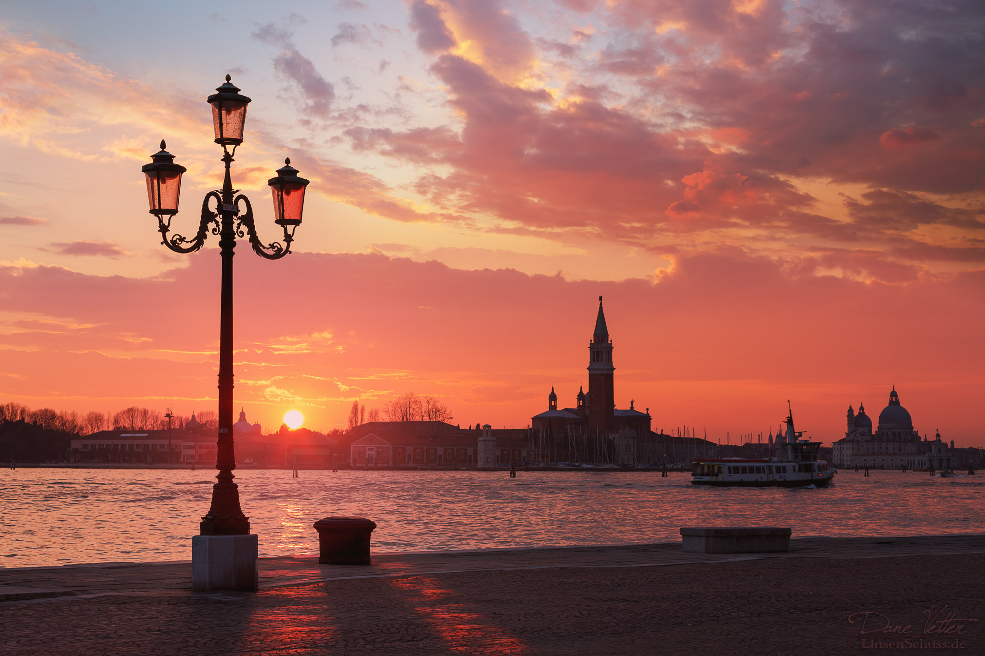 Die tiefstehende Sonne über Venedig